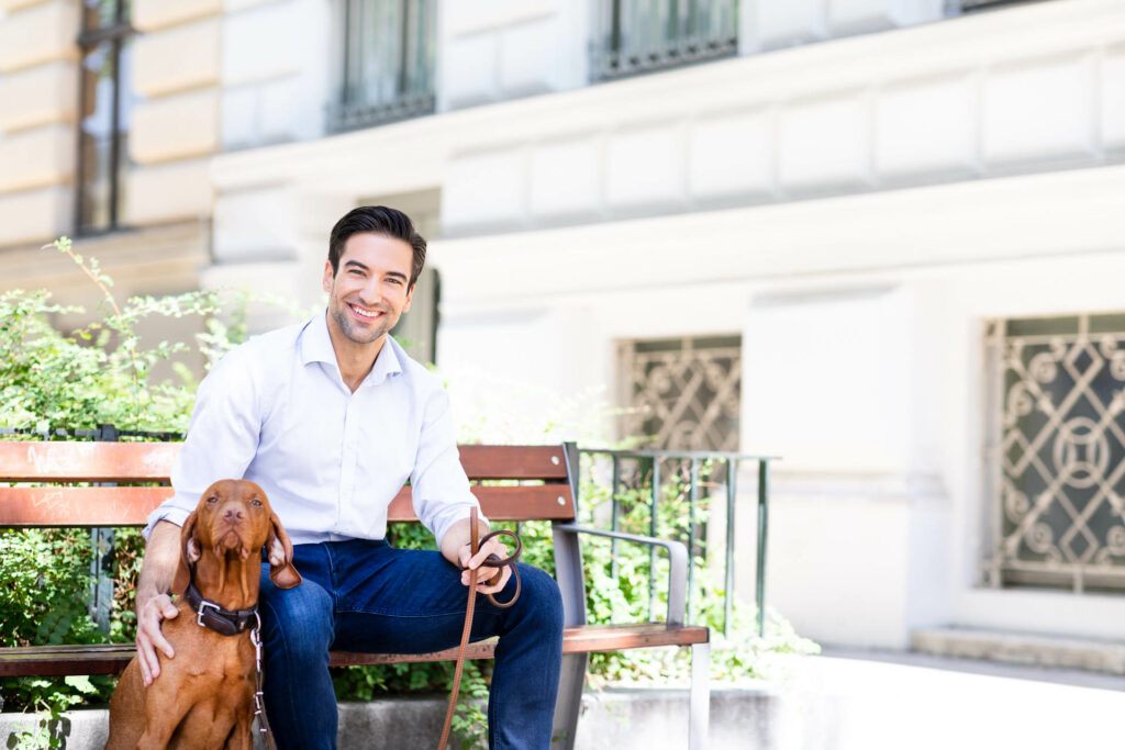 Invisalign Patient mit Hund auf Parkbank