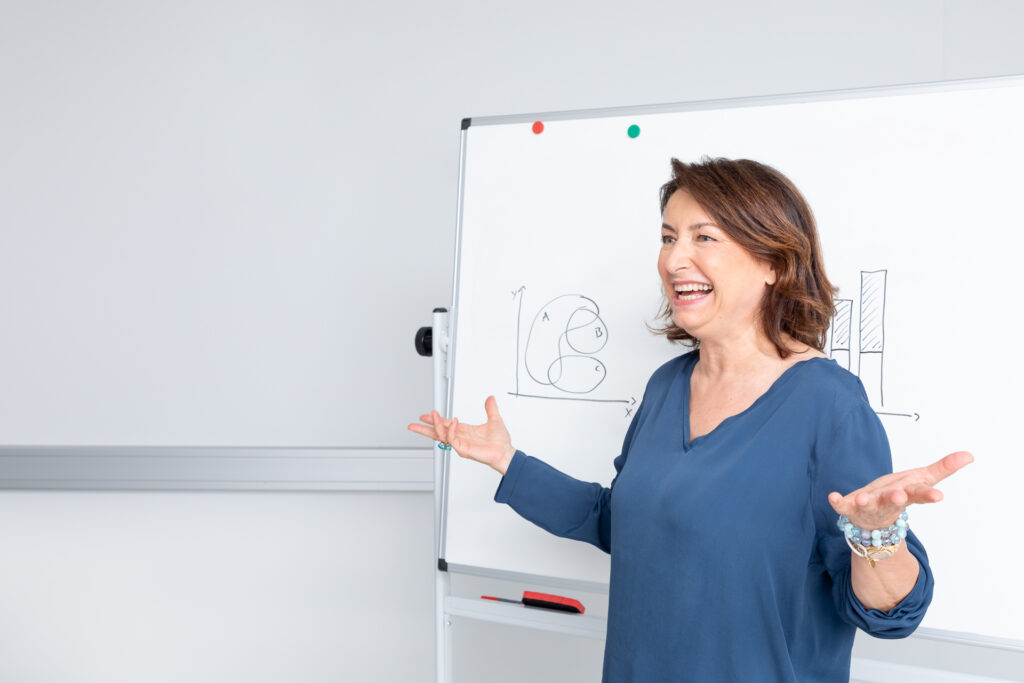 Frau bei Präsentation mit Invisalign Alignern