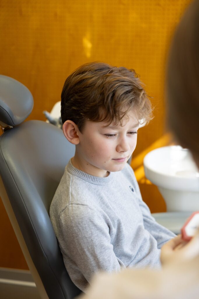 Genç, Jonke Kliniği’ndeki tedavi koltuğunda rahat bir şekilde oturuyor