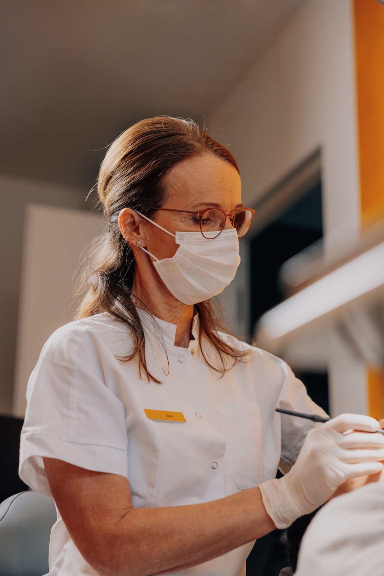 Prophylaxe-Assistentin bei der professionellen Zahnreinigung