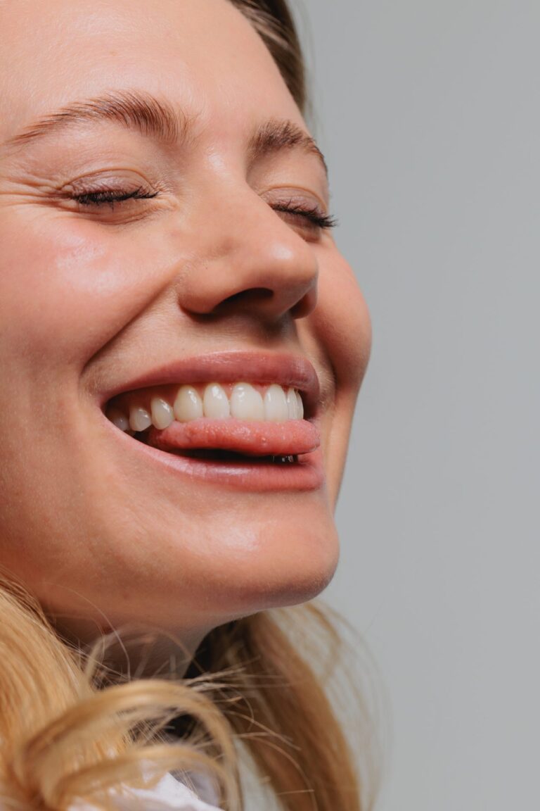 Strahlendes Lächeln mit weißen Zähnen nach dem Bleaching